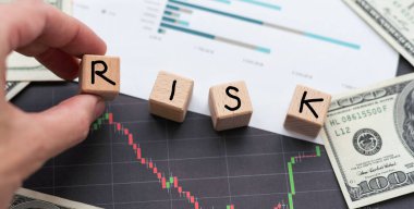 Ofis masaüstü tahtadan küplerde risk kelimesi. Finansal risk analizi ya da iş konsepti değerlendirmesi. Yüksek kalite fotoğraf