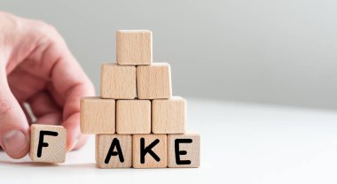 İş Kadınları El, Tahta Kübik Blokları Sahte Kelimeden Gerçeklere Değiştiriyor. Yüksek kalite fotoğraf