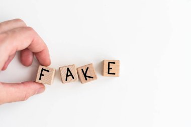 İş kadınının yakın çekimleri, sahte sözlerle dolu küpleri tutuyor. Yüksek kalite fotoğraf