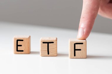Beyaz desenli macun arkaplanındaki tahta küplere ETF yaz. Değiş tokuş fonlarının kısaltılmışı. Kare tahta bloklar. Üst manzara, düz yatış. Yüksek kalite fotoğraf