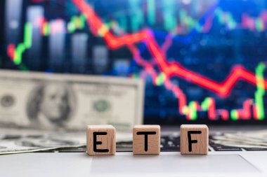  ETF - ahşap küpler üzerinde borsa metin fonu, küpler finansal tabloda yatıyor. Yüksek kalite fotoğraf