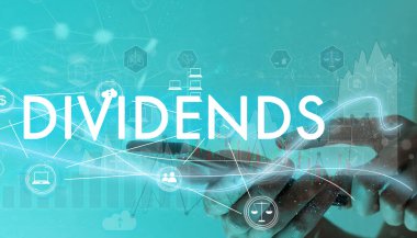 İşadamı dokunmatik ekran arayüzünde düğmeye basıyor ve bölünmeleri seçiyor. İş konsepti. İnternet konsepti. Yüksek kalite fotoğraf