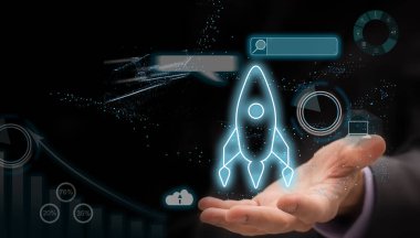 Gece şehir geçmişinde iş adamıyla hızlı büyüme kavramı. Yüksek kalite fotoğraf