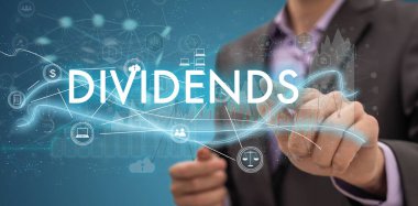 İş adamı sanal ekranda resim çiziyor. Temettü konsepti. Yüksek kalite fotoğraf