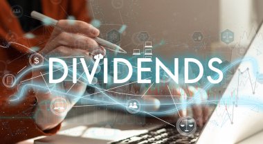 Sanal ekran metinleri üzerine çizim yapan bir işadamı. İş konsepti. İnternet konsepti. Yüksek kalite fotoğraf