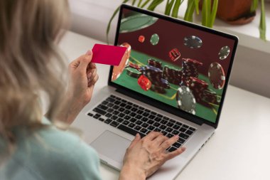 Kadın ellerinin klavyede daktilo kullanırken kesilen görüntüler. Kız bilgisayarını bahisçilerin internet sitesinde spor bahisleri oynamak için kullanıyor. Yüksek kalite fotoğraf