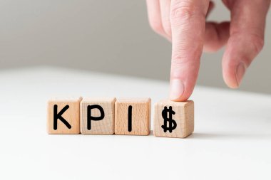 İş Konsepti KPI Tahta bloklar yığını harflerle, KPI KEY Performans İndeksi. Mavi tonlu arka plan. Yüksek kalite fotoğraf