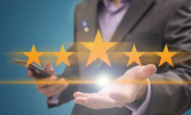 3D derecelendirilmiş yıldızlara ve arka planda bir kişiye sahip kavramsal bir duvar kağıdı 