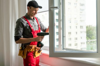 İçeride alet kemeri olan profesyonel inşaat işçisinin portresi. Yüksek kalite fotoğraf