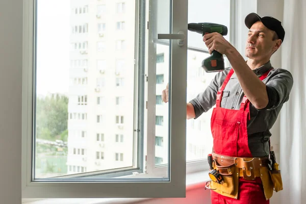 Glädjefylld Reparatör Som Installerar Fönstret Köket Högkvalitativt Foto — Stockfoto