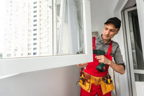 Bearded Builder Kontrollerar Plastfönstret Lägenheten Högkvalitativt Foto — Stockfoto