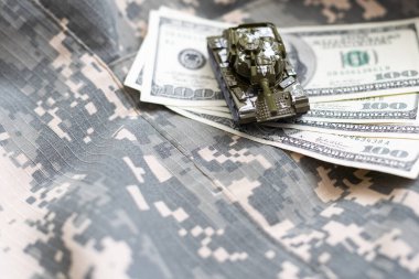 Amerikan dolarlarının üzerindeki tank. Yüksek kalite fotoğraf