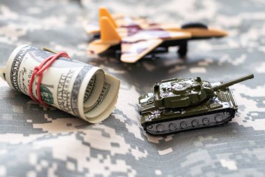 Doların arka planına karşı tank. Savaş kavramı. Yüksek kalite fotoğraf