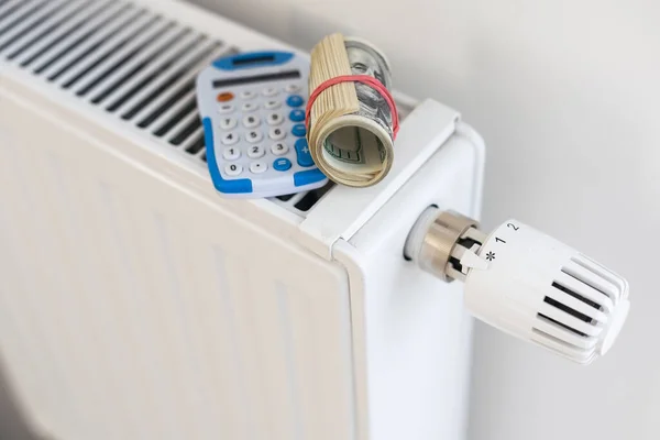 Radiateur Chauffage Blanc Avec Thermostat Dans Pièce Maison Photo Haute — Photo