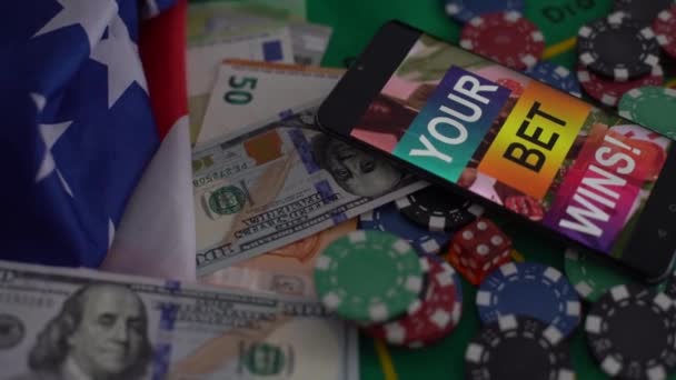 カード チップ キューブとお金ドルと携帯電話 スマートフォンのギャンブル オンライン電子カジノのための概念アプリケーション 高品質の写真 — ストック動画