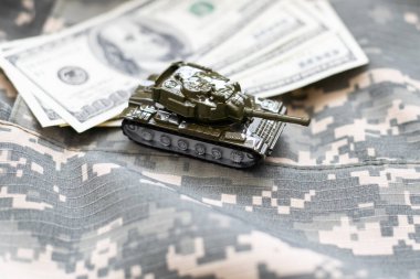 Amerikan dolarlarının üzerindeki tank. Yüksek kalite fotoğraf