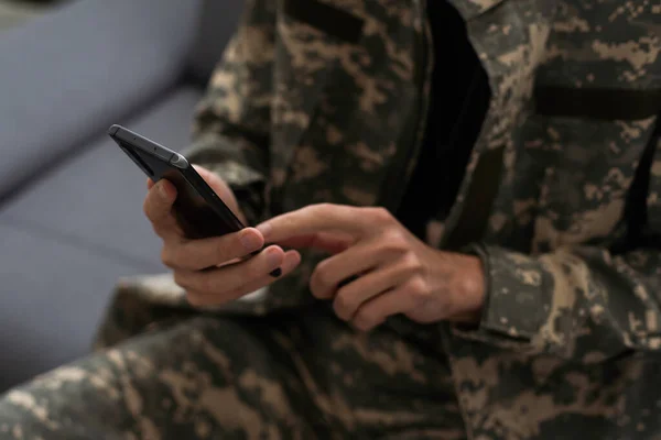 Військовий Солдат Сша Smart Phone Espionage Кібер Війна Високоякісна Фотографія — стокове фото