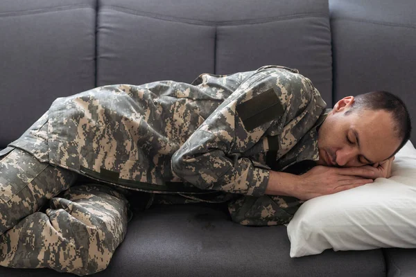 Egy Közeli Kép Egy Katonáról Aki Ágyban Alszik Kiváló Minőségű — Stock Fotó