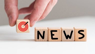 Word News, tek zar harfleriyle yazılıyor, altta yansıma var, son harfi eliyle koyuyor. Yüksek kalite fotoğraf
