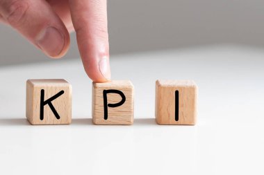 KPI harfi ile tahta küp bloğa dokunmak anahtar performans göstergesidir. Yüksek kalite fotoğraf
