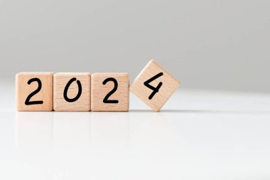 2023 'ten 2024' e. Mutlu Noeller ve mutlu yıllar, beyaz arka plan. 2024 yeni yıl fikri. Yüksek kalite fotoğraf