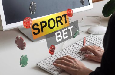 Dizüstü bilgisayar kullanarak kadın eli çekimini kapat. Çatı katındaki kafede oturan bir kız spor bahisçilerinin internet sitesine bahis oynuyor. Yüksek kalite fotoğraf