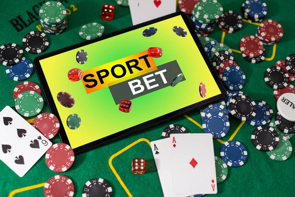 Çevrimiçi Kumarhane Internet Bahis Konsepti Yeşil Ekran Poker Çipli Akıllı — Stok fotoğraf