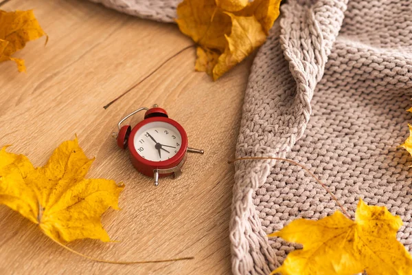 Вінтажний Годинник Осіннє Листя Домашній Затишній Ковдрі Концепція Осені — стокове фото