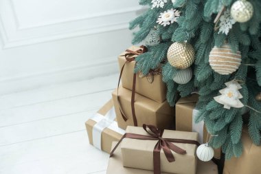 Topları Noel ağacına yakın tut. Yeni yıl konsepti