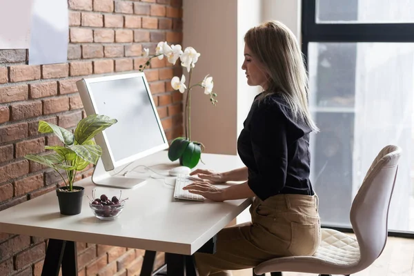 Woman Computer Working Home — Stockfoto