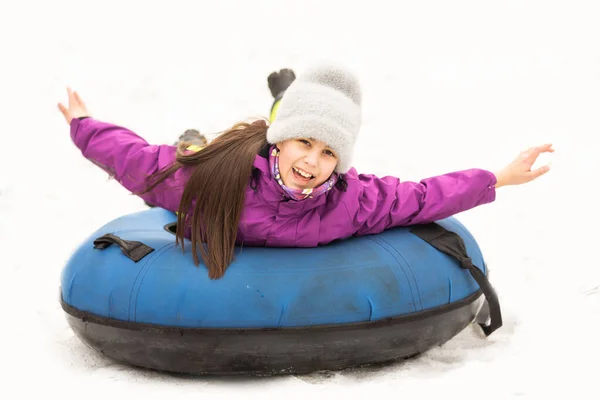 Dziecko Jeżdżące Rurze Dziewczynka Podczas Kąpieli Parku Zimowym — Zdjęcie stockowe