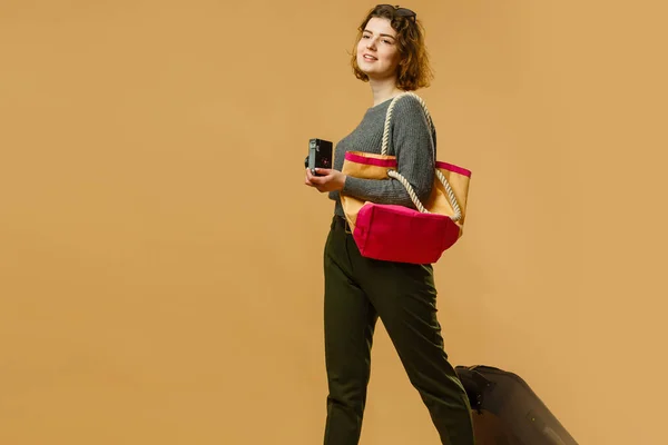 Reisende Frau Mit Koffer Auf Beigem Hintergrund — Stockfoto
