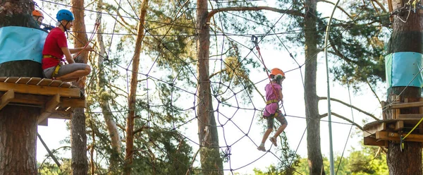 Sorrindo Menina Playground Escalando Corda Net — Fotografia de Stock