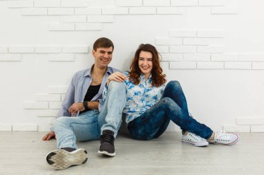 Aşık genç çift yeni yıl arifesinde veya st Sevgililer günü ben eğlenceli var