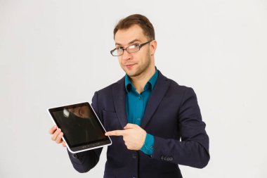 Tablet bilgisayar tutan ve beyaz arka planda izole kameraya bakan ciddi bir işadamının portresi