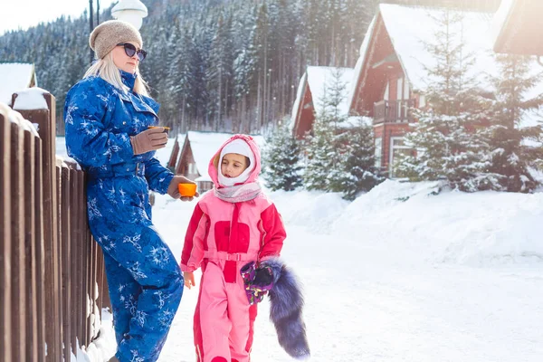 Зима Лижі Маленька Дівчинка Матір Гірськолижному Курорті — стокове фото