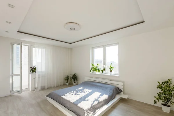 Einfaches Modernes Design Anzeige Angebot Doppelbett Mit Weißen Kissen Und — Stockfoto