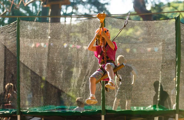 Menina Escola Feliz Desfrutando Atividade Parque Aventura Escalada Dia Verão — Fotografia de Stock