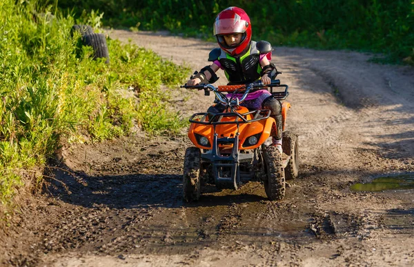 Kislány Védőruhában Elektromos Quad Kerékpár Elektromos Autó Gyerekeknek Népszerűsíti Zöld — Stock Fotó