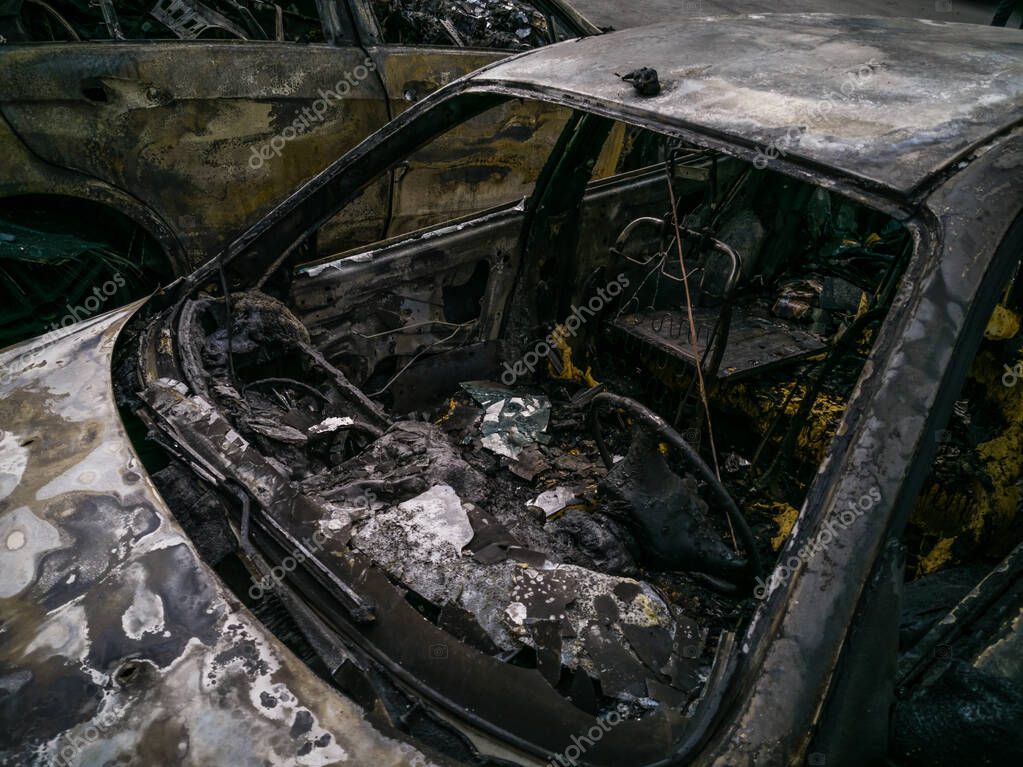 Otoparkta Kırık Yanmış Arabalar Kaza Kasıtlı Vandalizm Yanmış Araba Bir  stok fotoğrafçılık ©sinenkiy, telifsiz resim #666392094