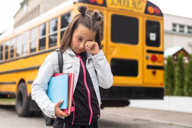 Okulun ilk günü. Mutlu çocuk kız ilkokul öğrencisi sınıfa çalışır. okula geri kavram