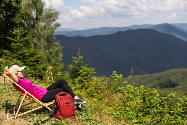 Woman Rests Hike Mountains — Stock Photo, Image