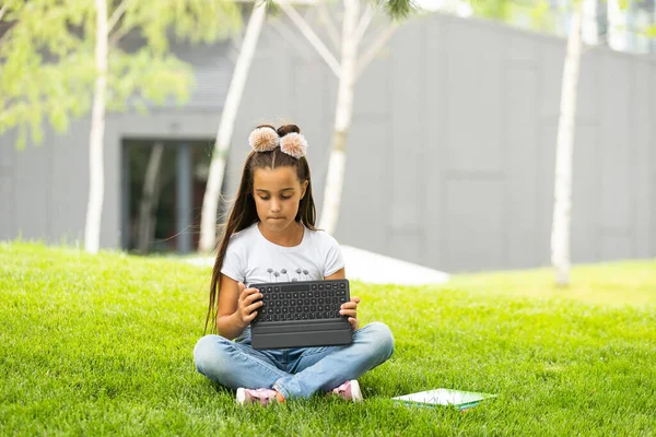 Little Girl Sitting Grass Playing Tablet — Stock Photo, Image