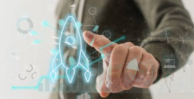 Bir adam dokunmatik ekranda başlangıç konseptine parmağıyla dokunuyor. Yüksek kalite fotoğraf