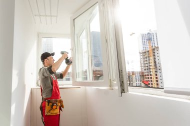 Kör nokta yerleştirmek için bir deliğin konumunu ölçen ve işaretleyen adam. Konut binasının bir kısmı arka planda. Yüksek kalite fotoğraf