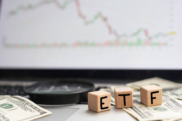 Деревянные кубики со словом банк на куче монет. Красная стрелка указывает вниз из-за глобального экономического спада, обвала фондового рынка, инфляции, экономического кризиса. Высокое качество фото