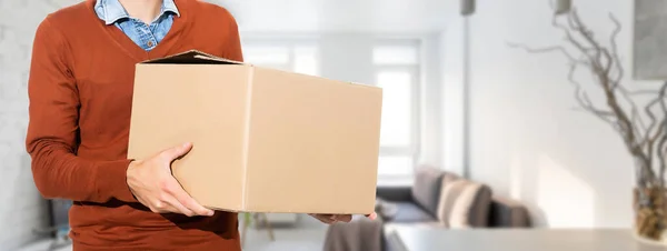 Άντρας Άρση Κουτιά Χαρτόνι Στο Εσωτερικό Διαμέρισμα — Φωτογραφία Αρχείου