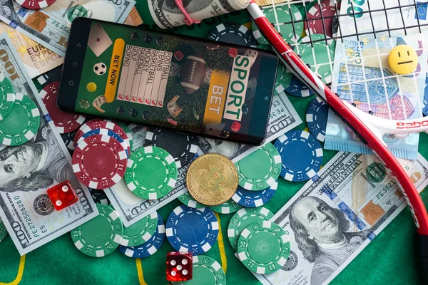 Gioco Azzardo Poker Concept Carte Gioco Fiches Dollari Sono Sparsi — Foto Stock