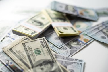 Arka planda farklı banknotlar ve iş grafiği var. Doğal fotoğraf. Yüksek kalite fotoğraf