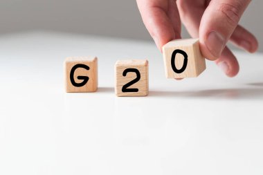  derecelendirme, ödül, doğal konseptte kapak tasarımı ve kum arka planında sayı küpü. G20 Yüksek kalite fotoğraf